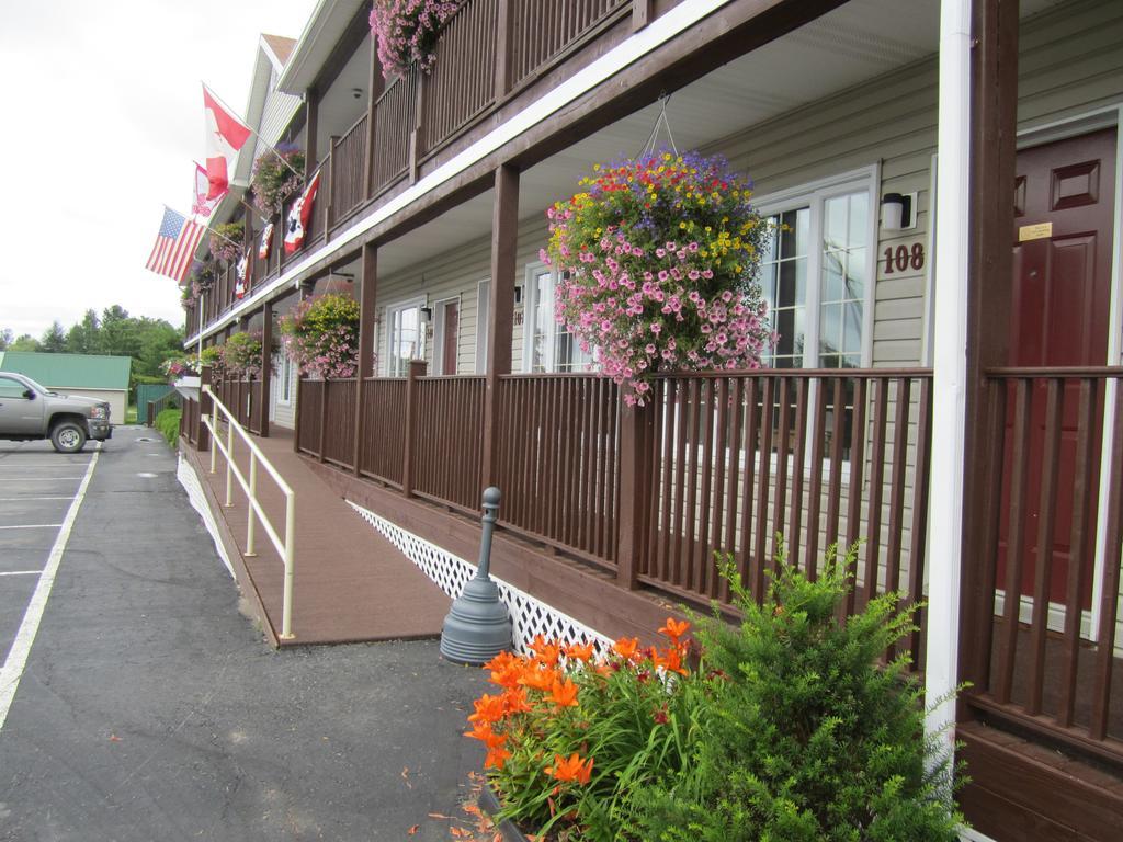 Bishops Country Inn Motel Jackman Extérieur photo