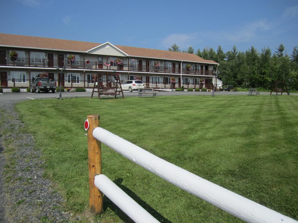 Bishops Country Inn Motel Jackman Extérieur photo